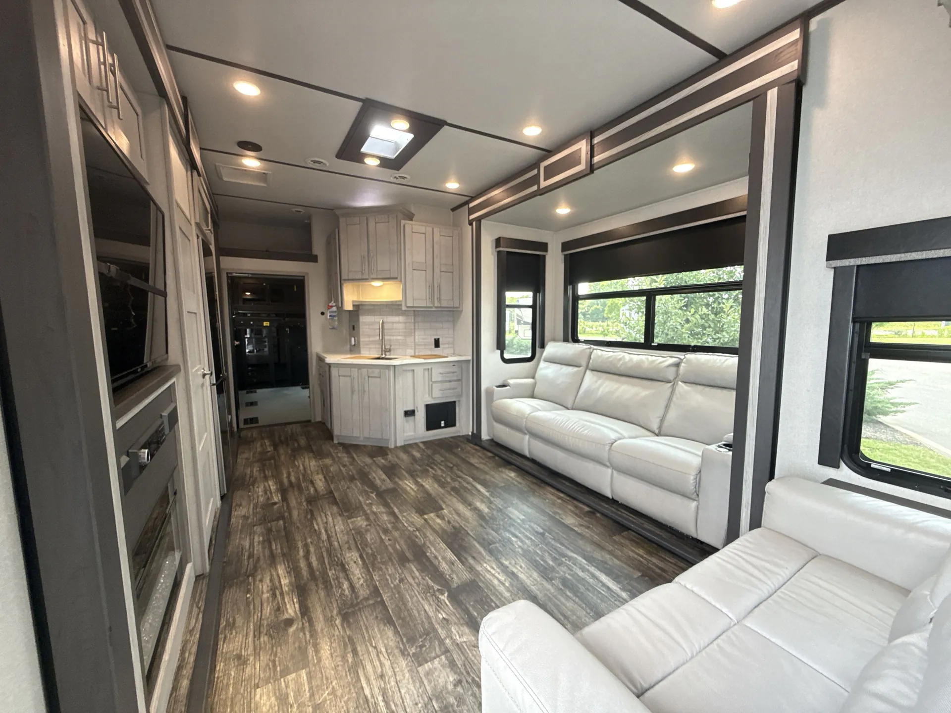 2021 Keystone Fuzion 428 — living area main