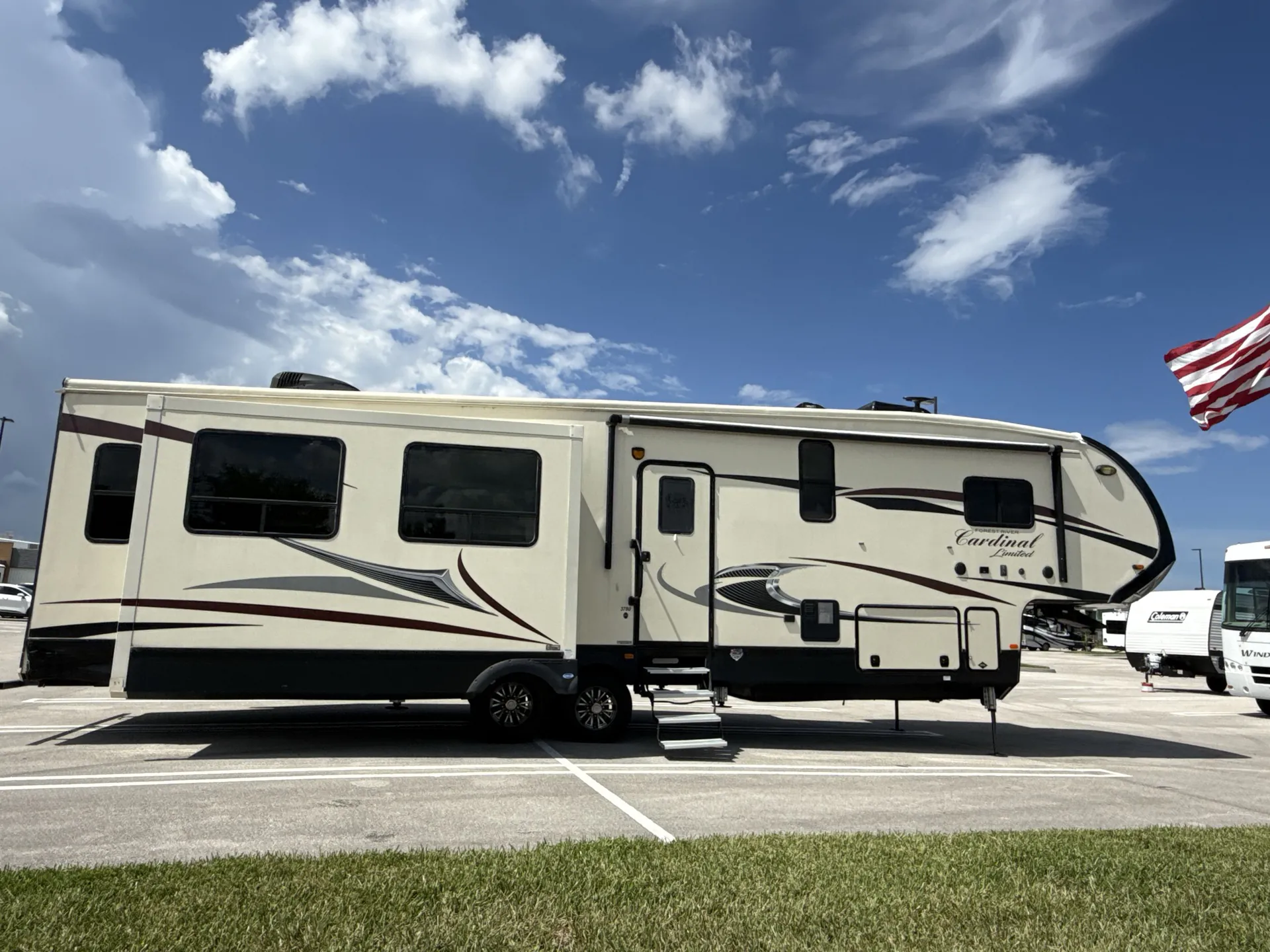 2020 Forest River Cardinal Limited 3780LFLE — campside