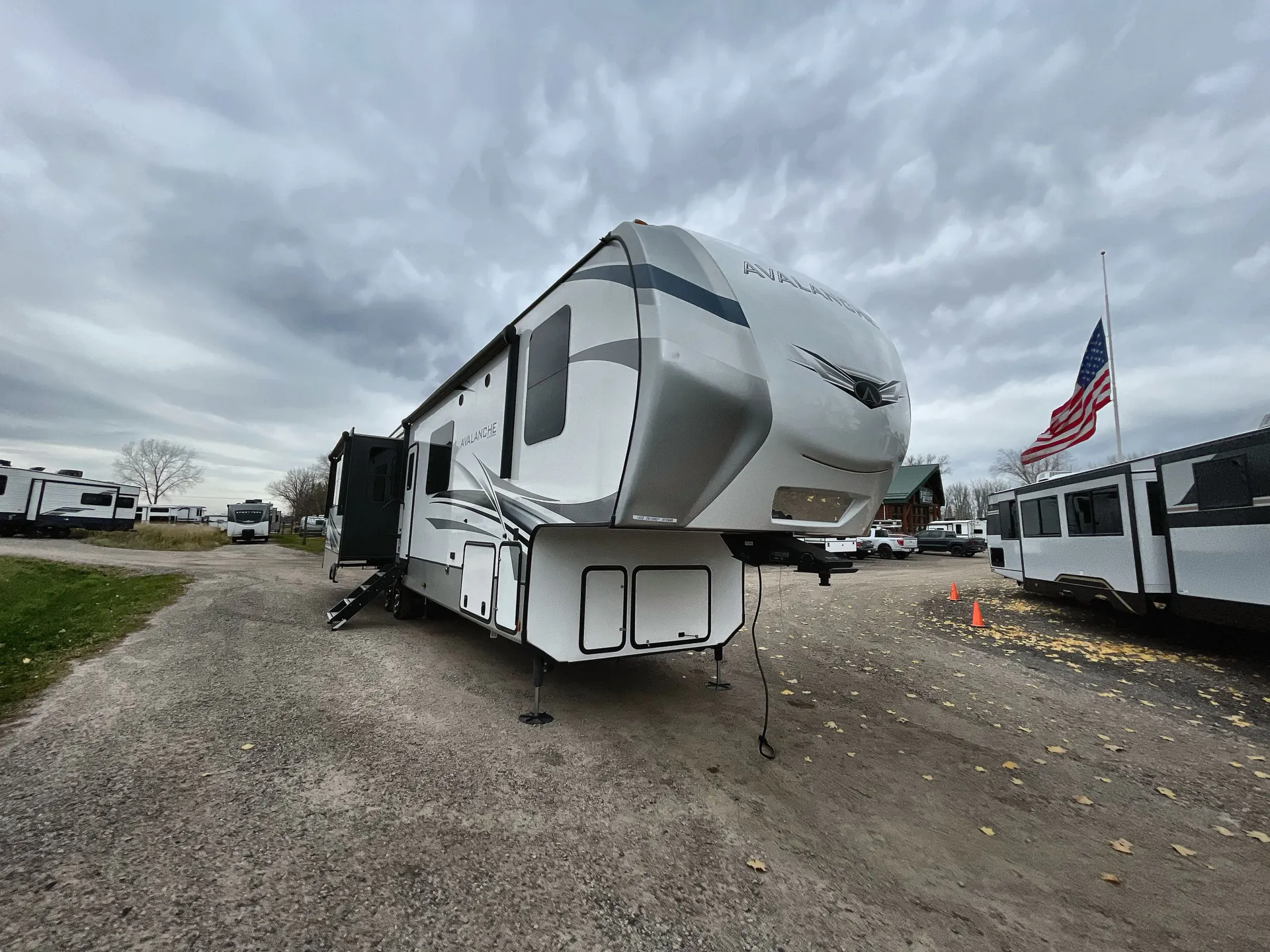 2022 Keystone Avalanche 372MB - Photo 2