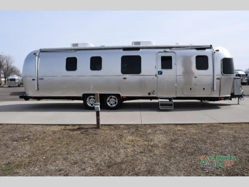 2026 Airstream Classic 33FB - Photo 3