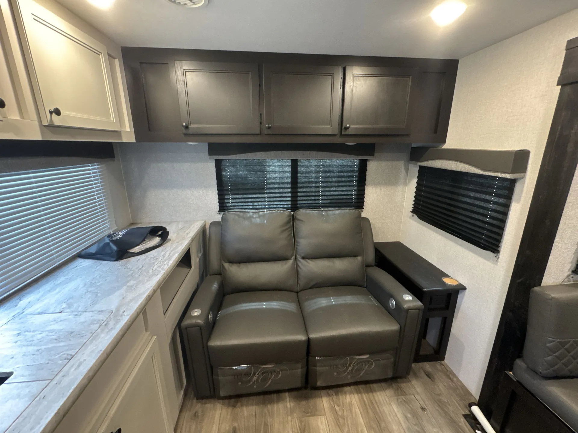 2021 Highland Ridge Range Lite 242RL — living area main