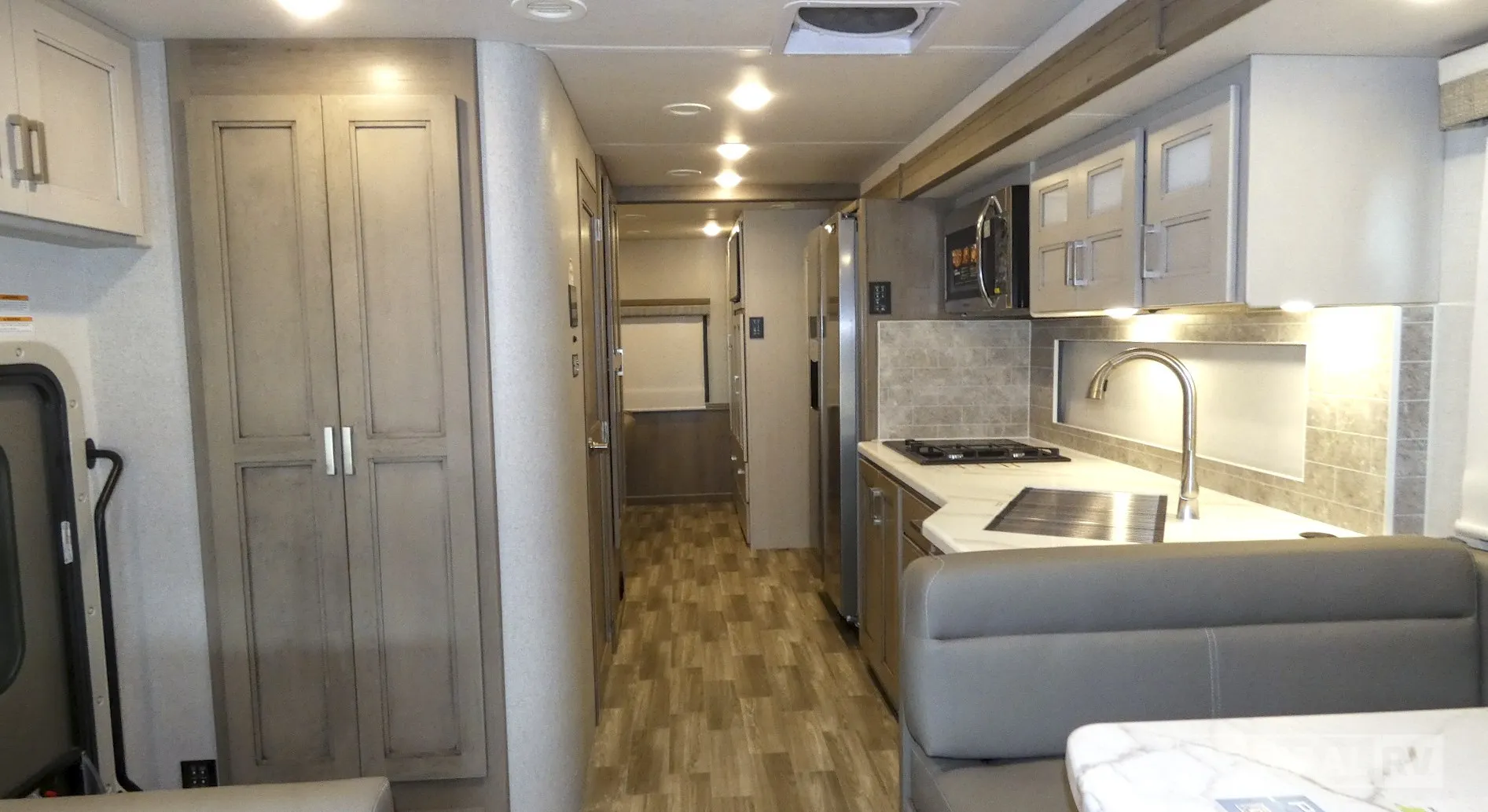2027 Thor Motor Coach Pasadena 34XG - Photo 3