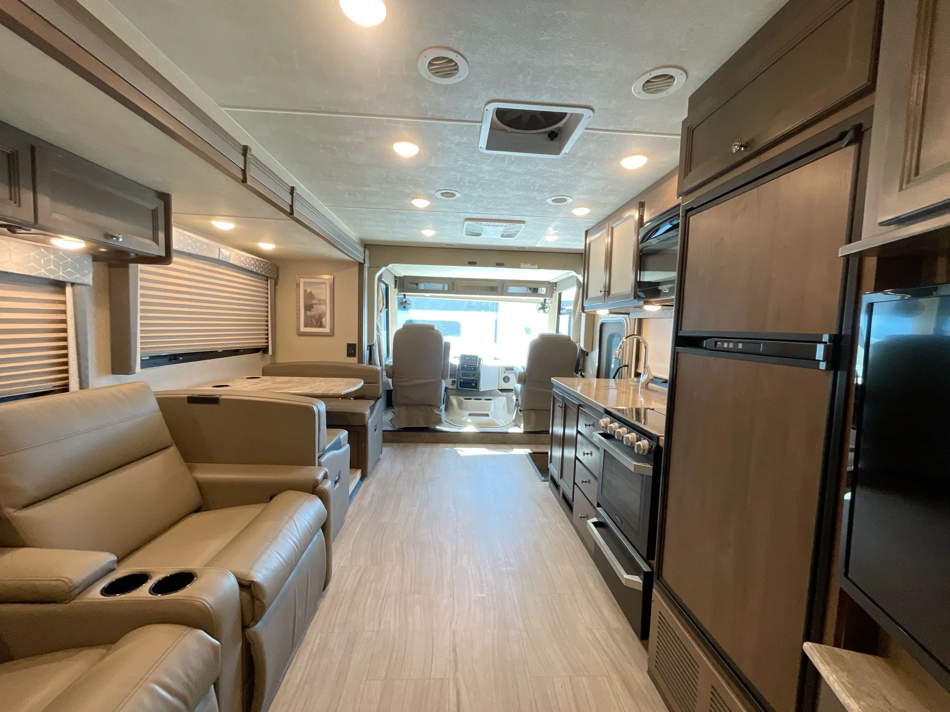2020 Thor Motor Coach Windsport 32T — living area main
