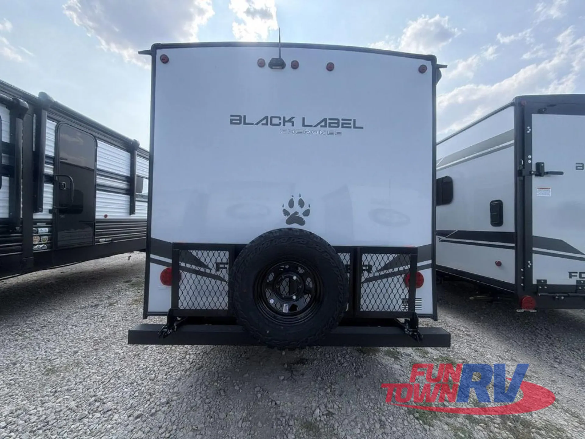 2027 Forest River Cherokee Wolf Pup Black Label 16FQBL — Photo 7