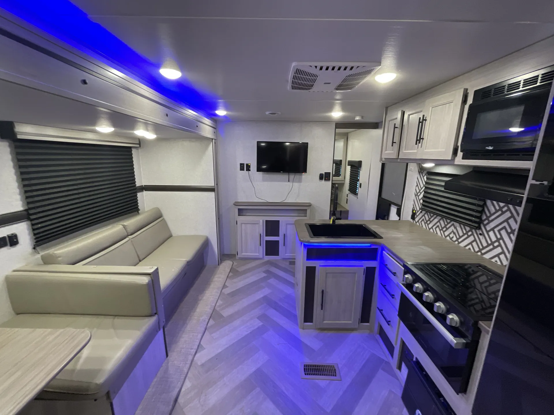 2024 CrossRoads Zinger 260BH — living area main