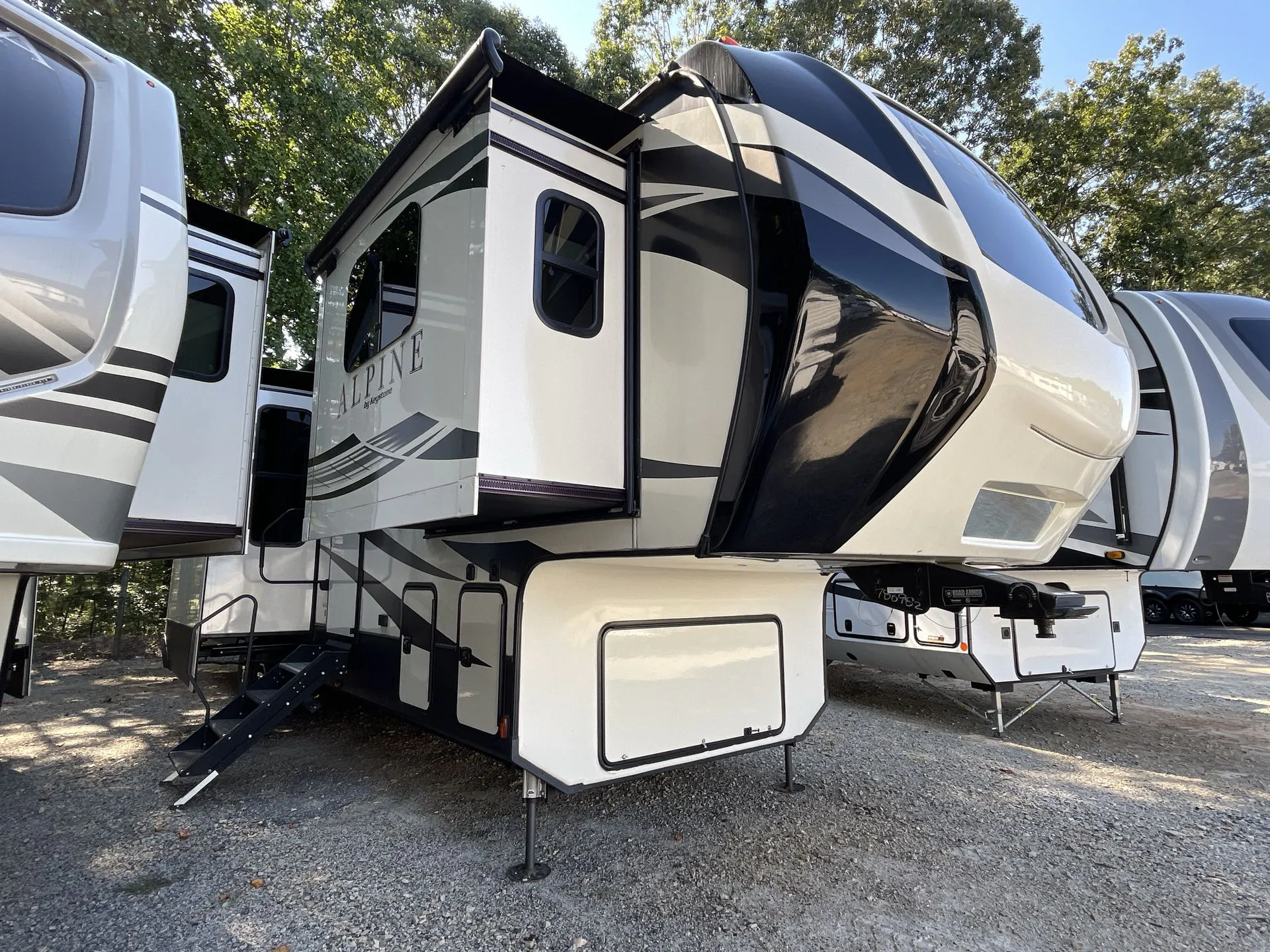 2019 Keystone Alpine 3700FL dealer photo 1 from Blue Compass RV