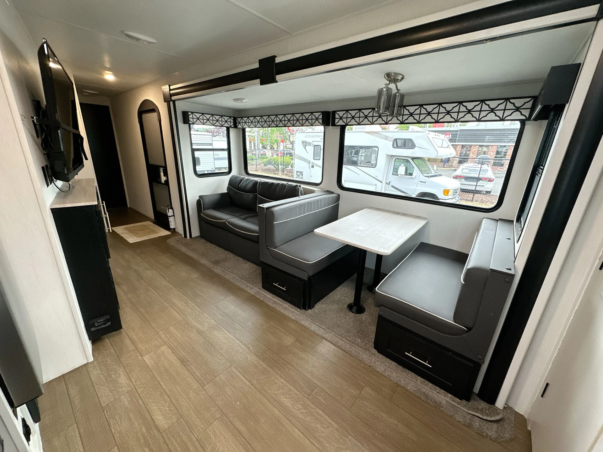 2022 Forest River Wildcat 303MBX - Photo 4