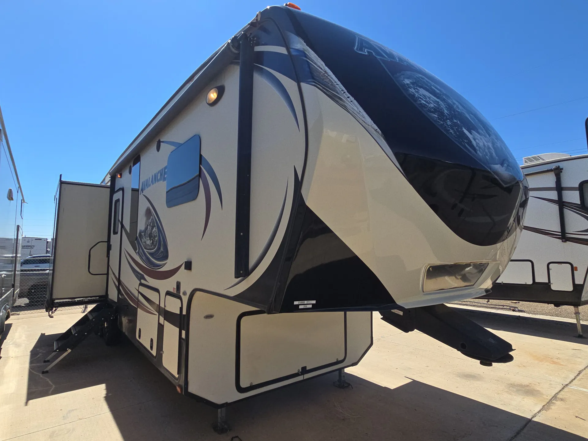 2015 Keystone Avalanche 295RL - Photo 2