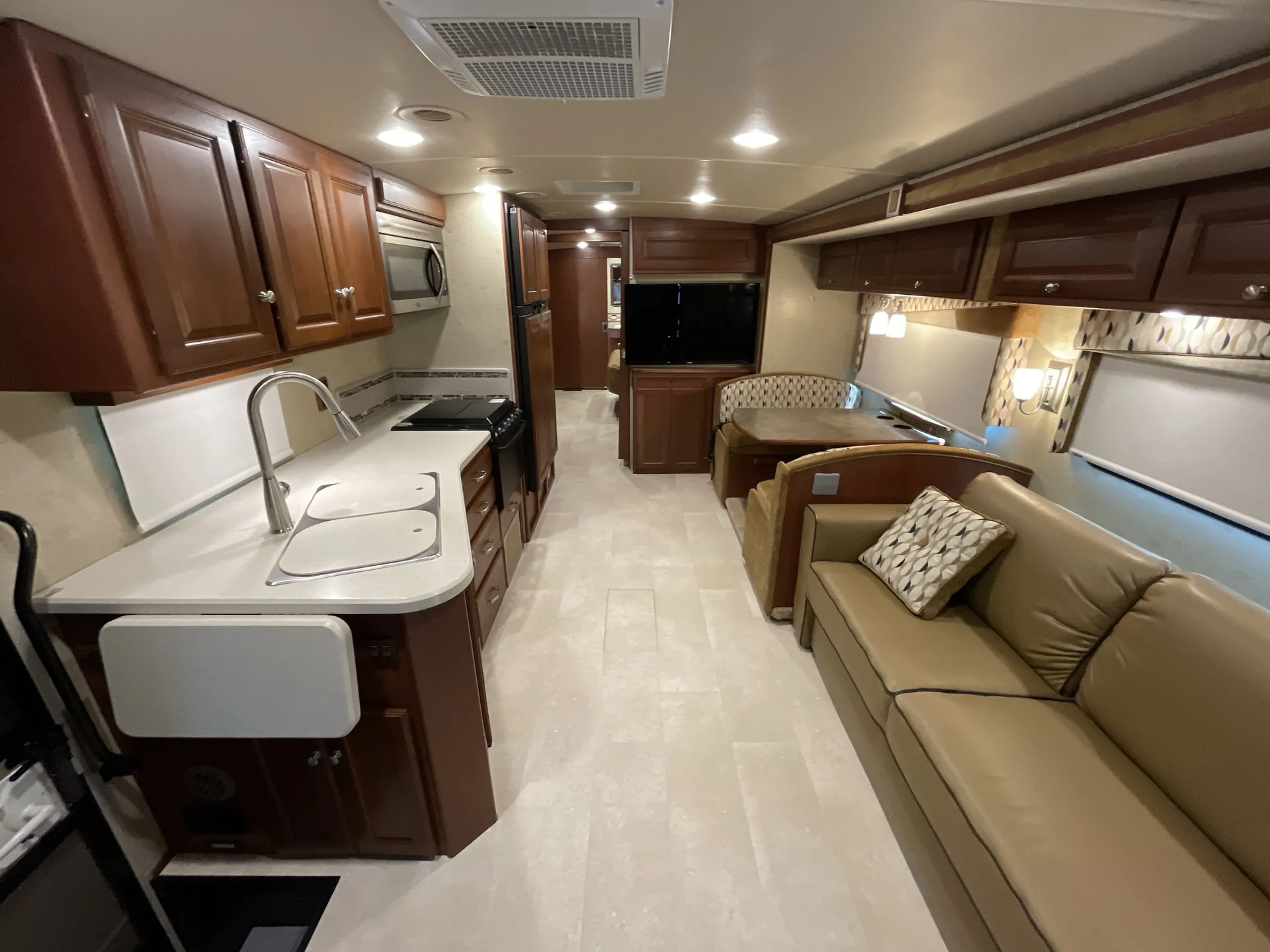 2015 Winnebago Vista 35B — living area main