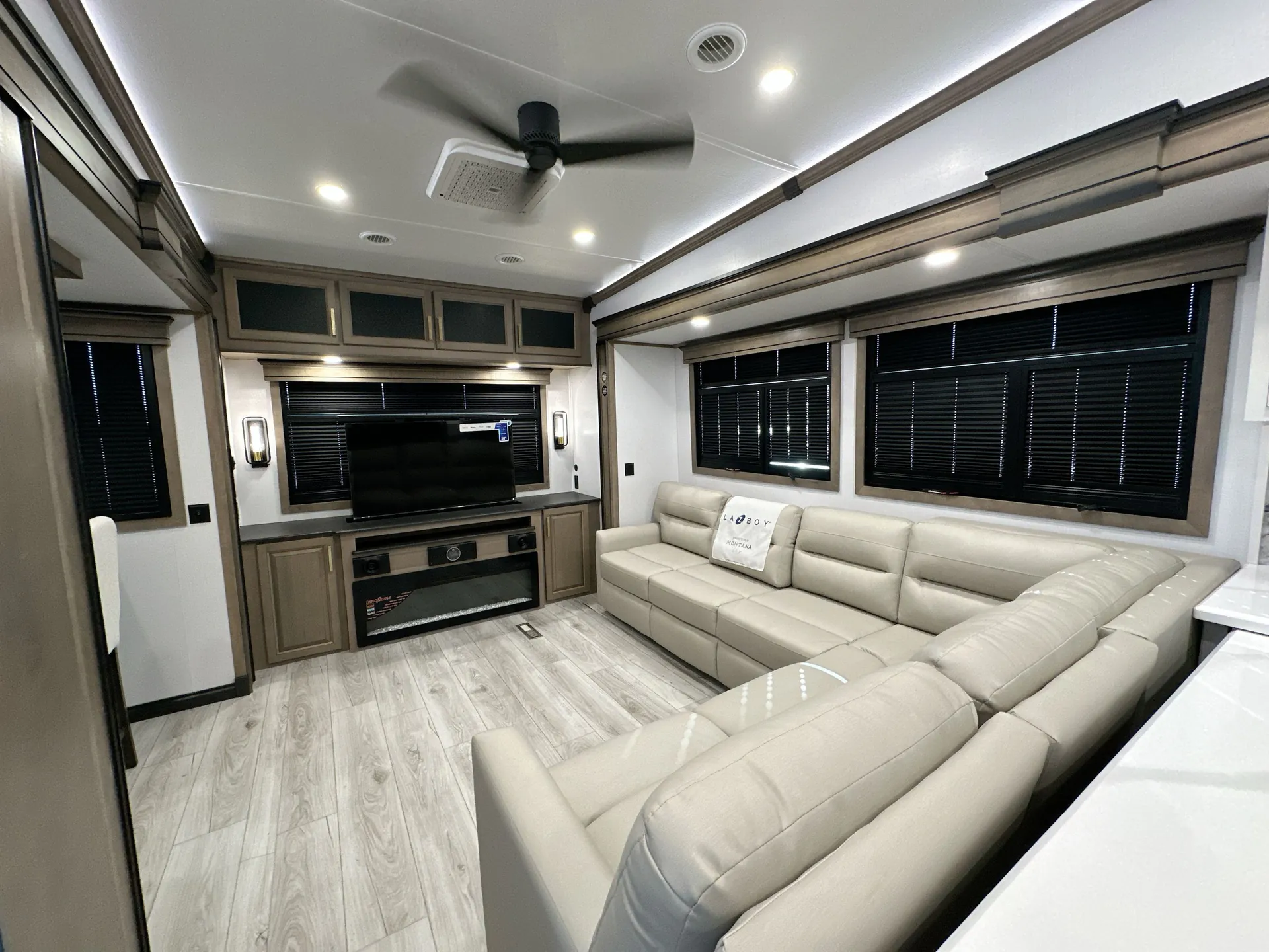 2025 Keystone Montana 3532SP — living area main