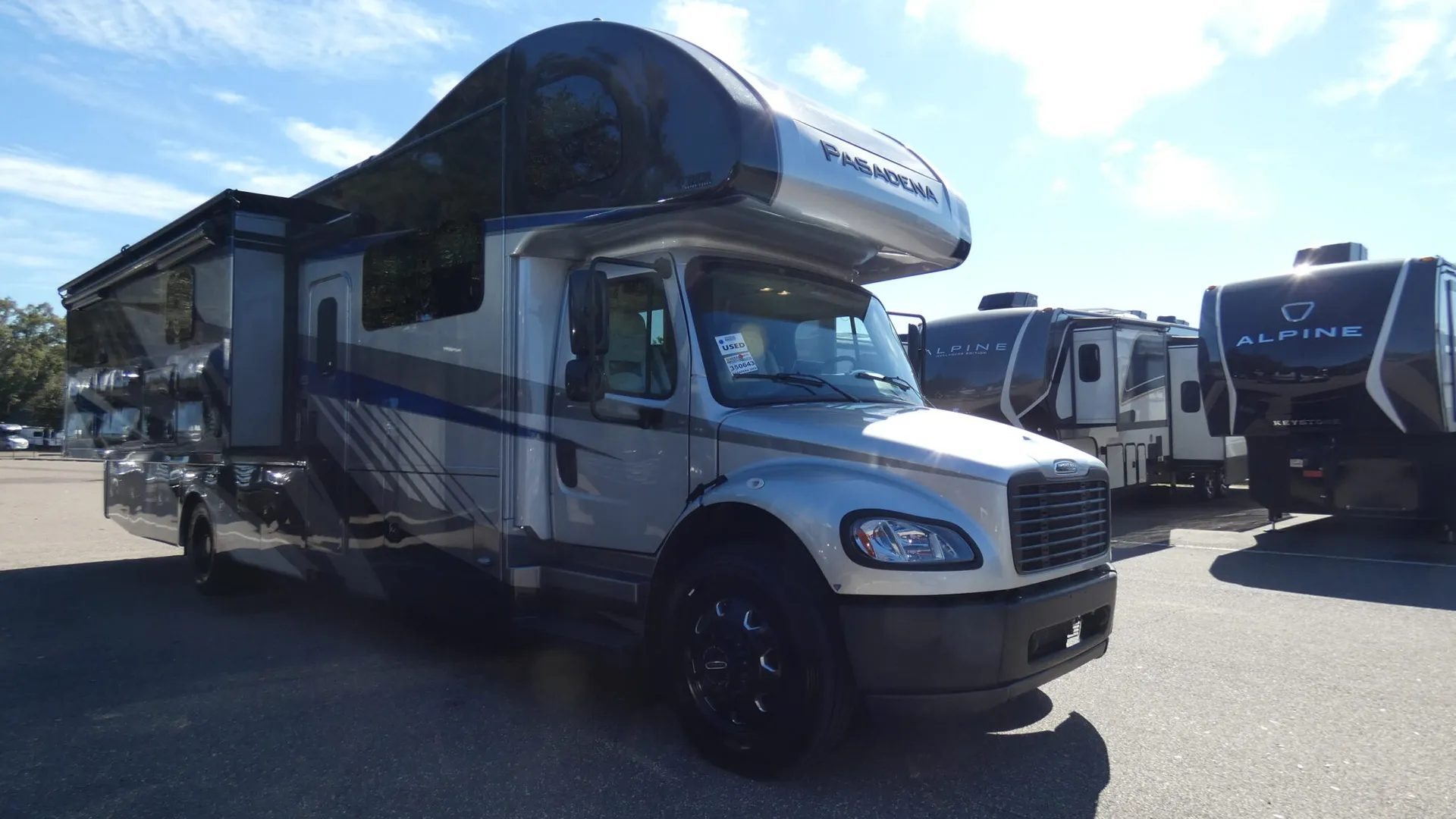2024 Thor Motor Coach Pasadena 38FX - Photo 2