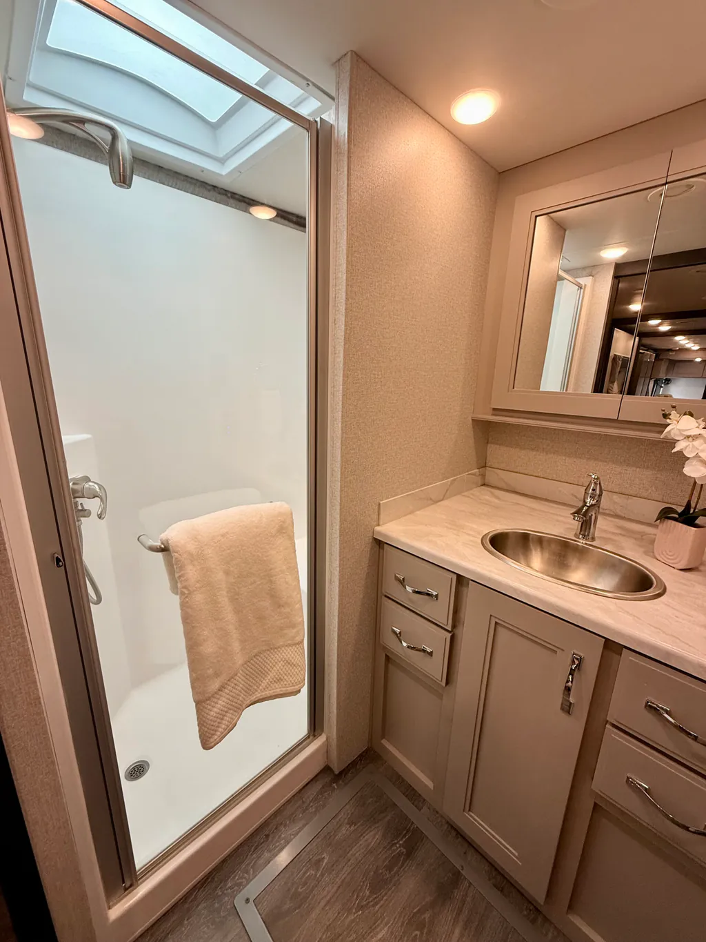 2024 Thor Motor Coach Riviera 39BH, Photos photo 22