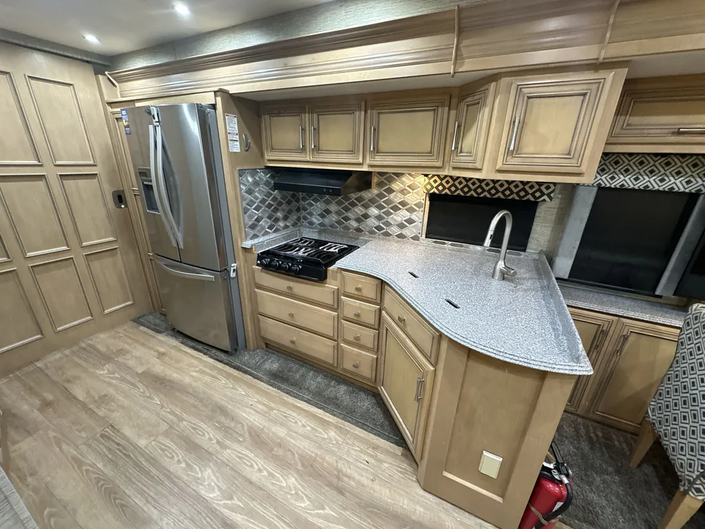2017 Newmar Canyon Star 3923, Photos photo 8
