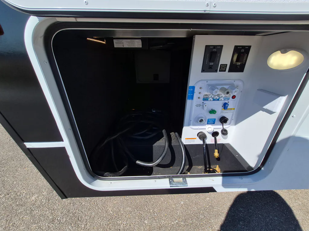 2025 Brinkley Model Z AIR 285, Photos photo 6