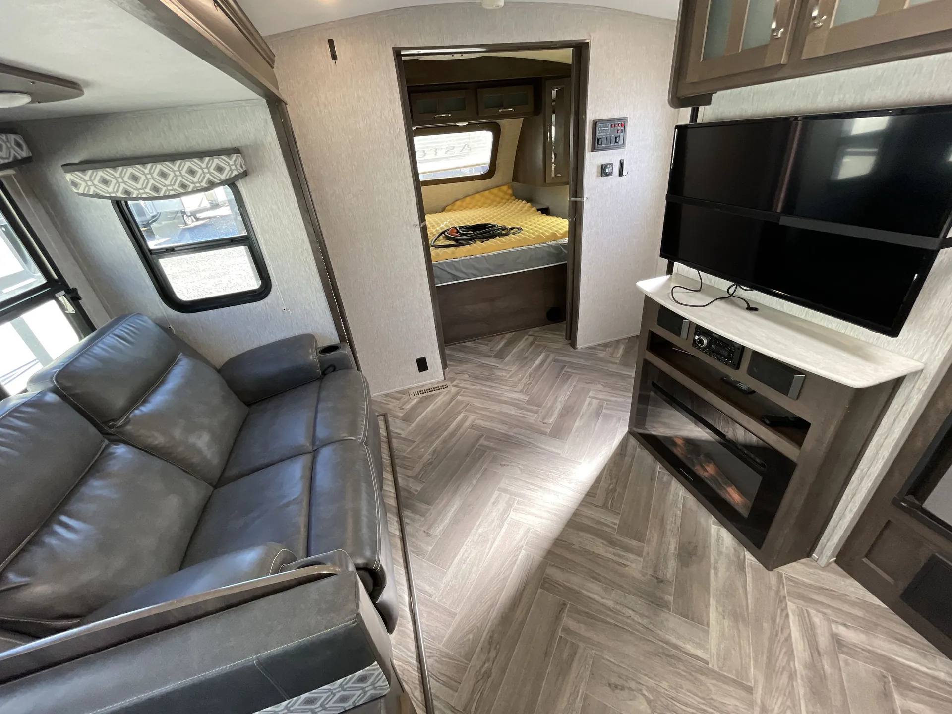 2020 Dutchmen Astoria 2773RB — living area main