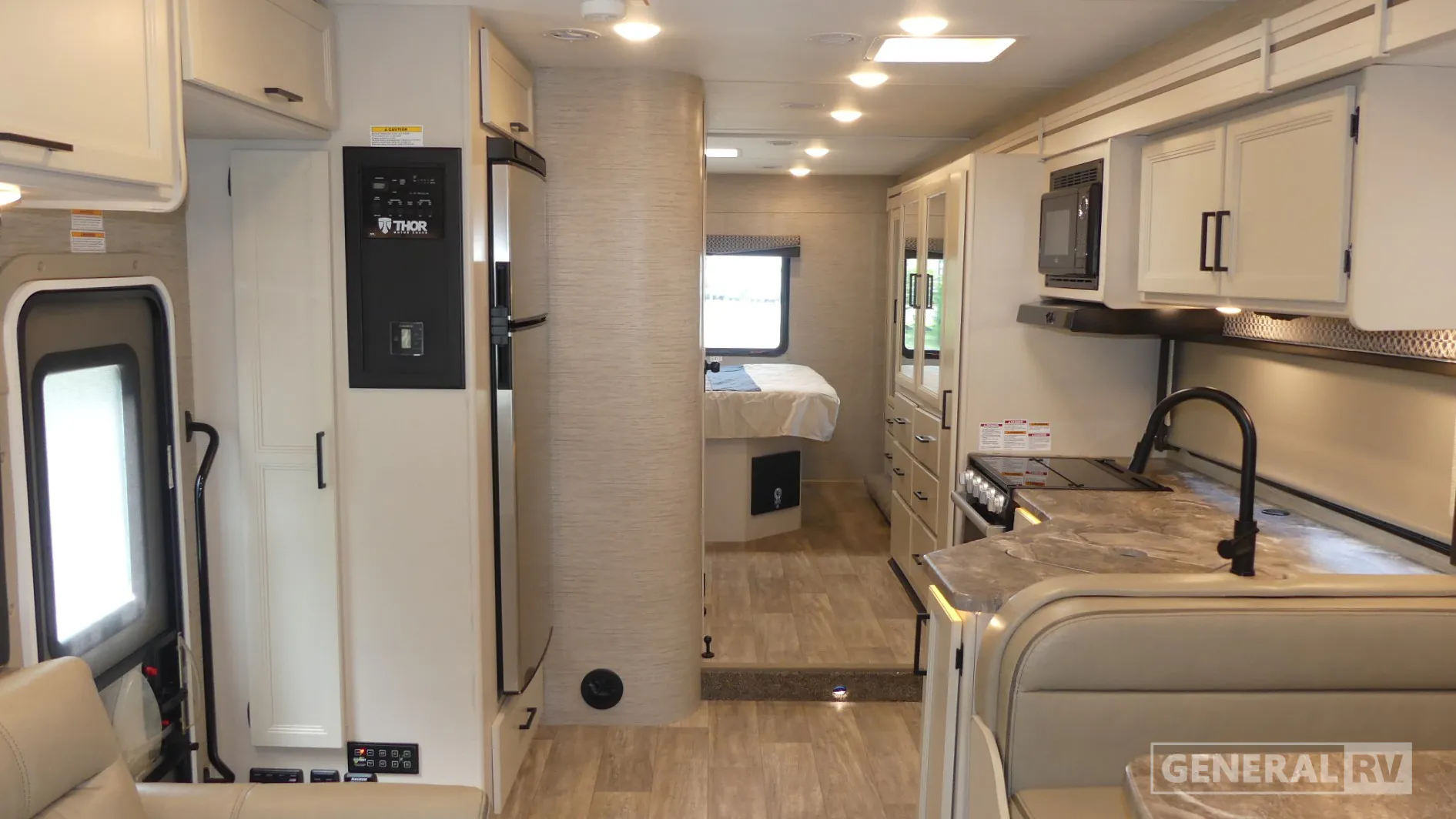 2023 Thor Motor Coach Chateau 31WV - Photo 3
