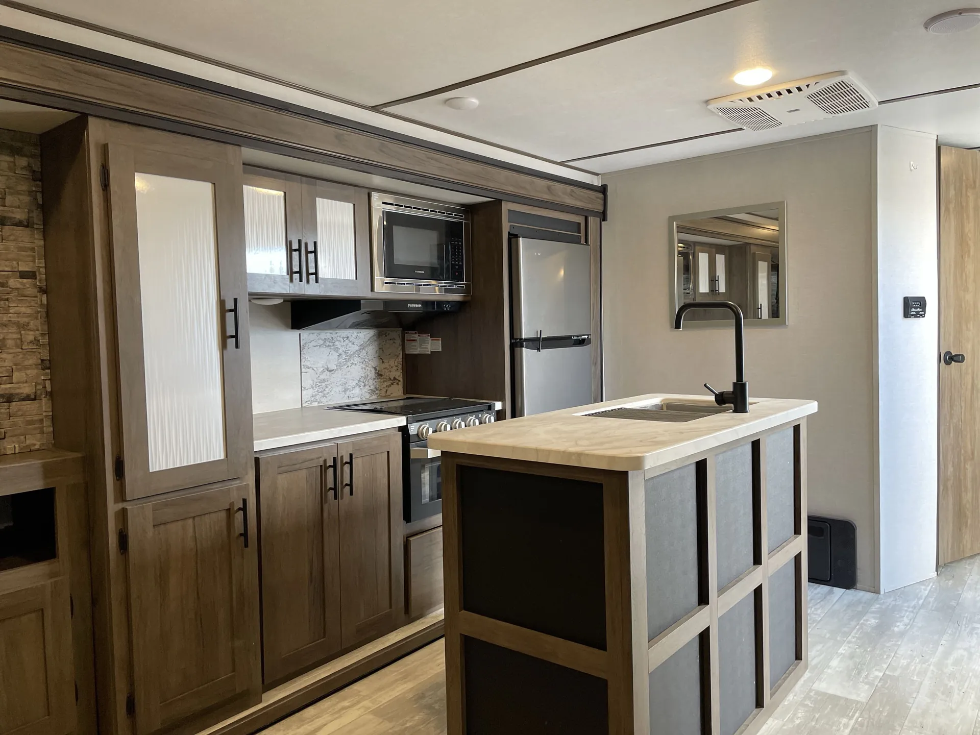 2021 Prime Time Avenger 28REI — living area main