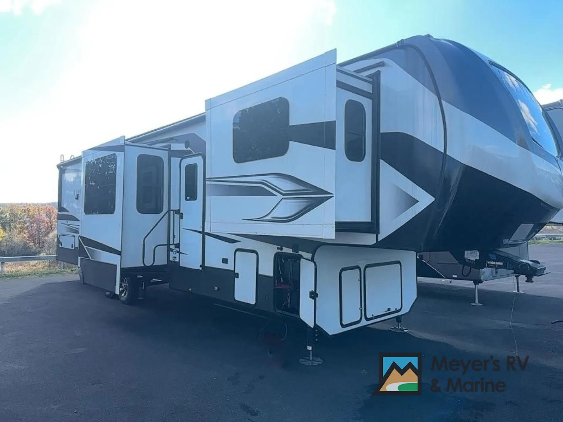 2022 Keystone Alpine 3700FL - Photo 2
