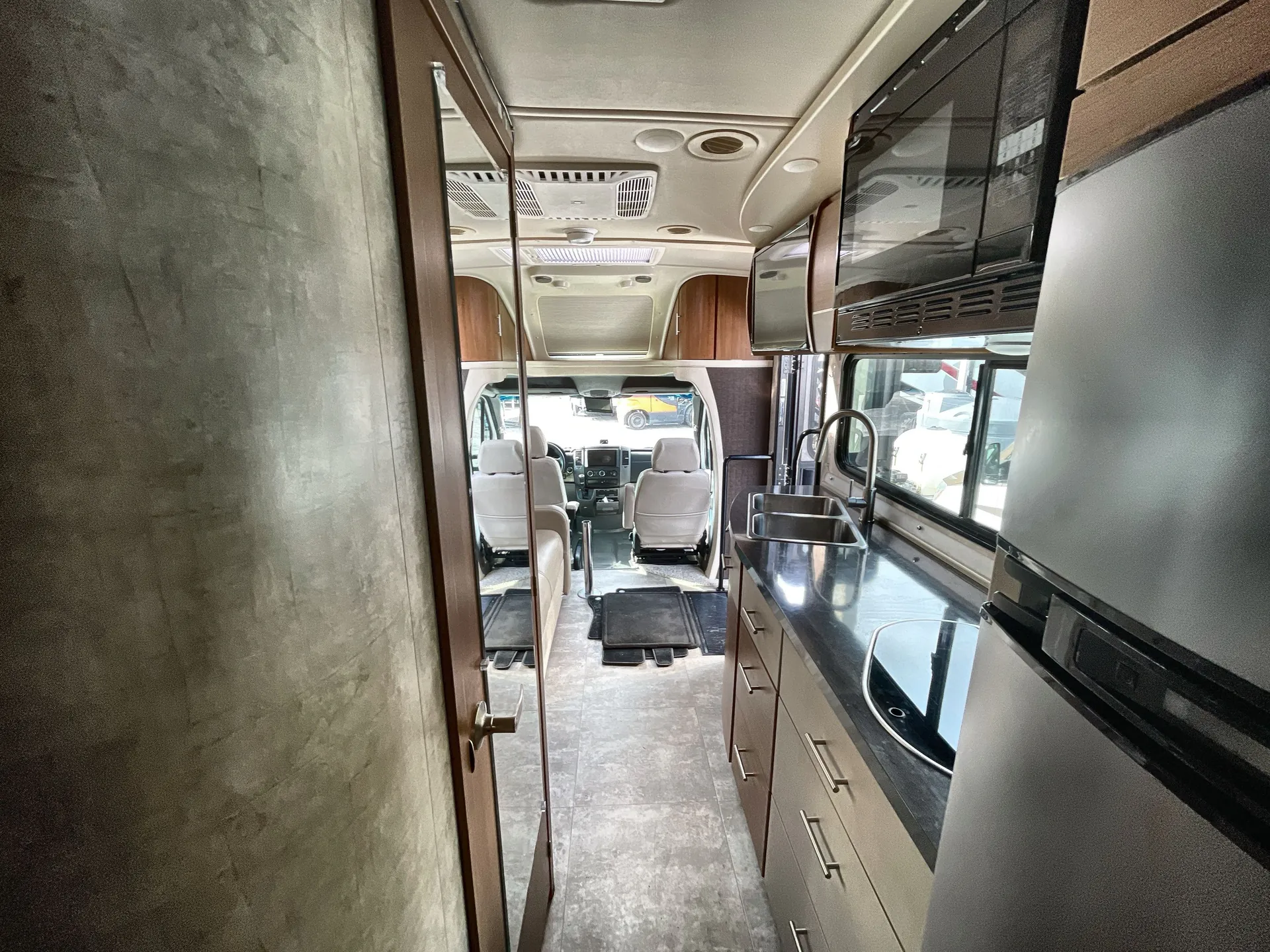 2015 Winnebago View 24G — living area main