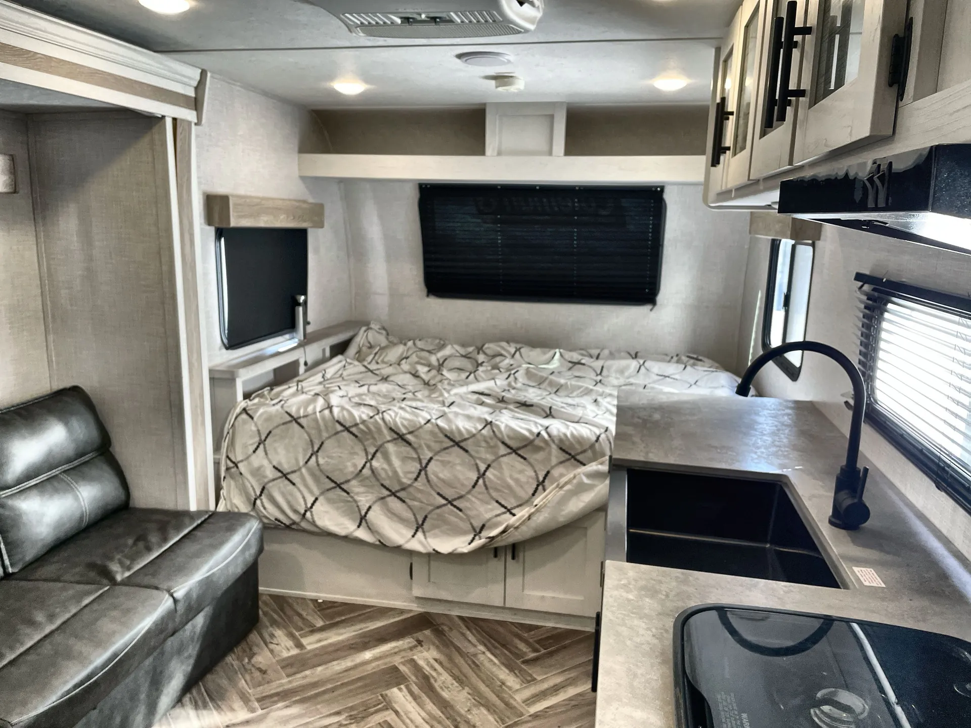 2022 Dutchmen Coleman Rubicon 1608RB — living area main