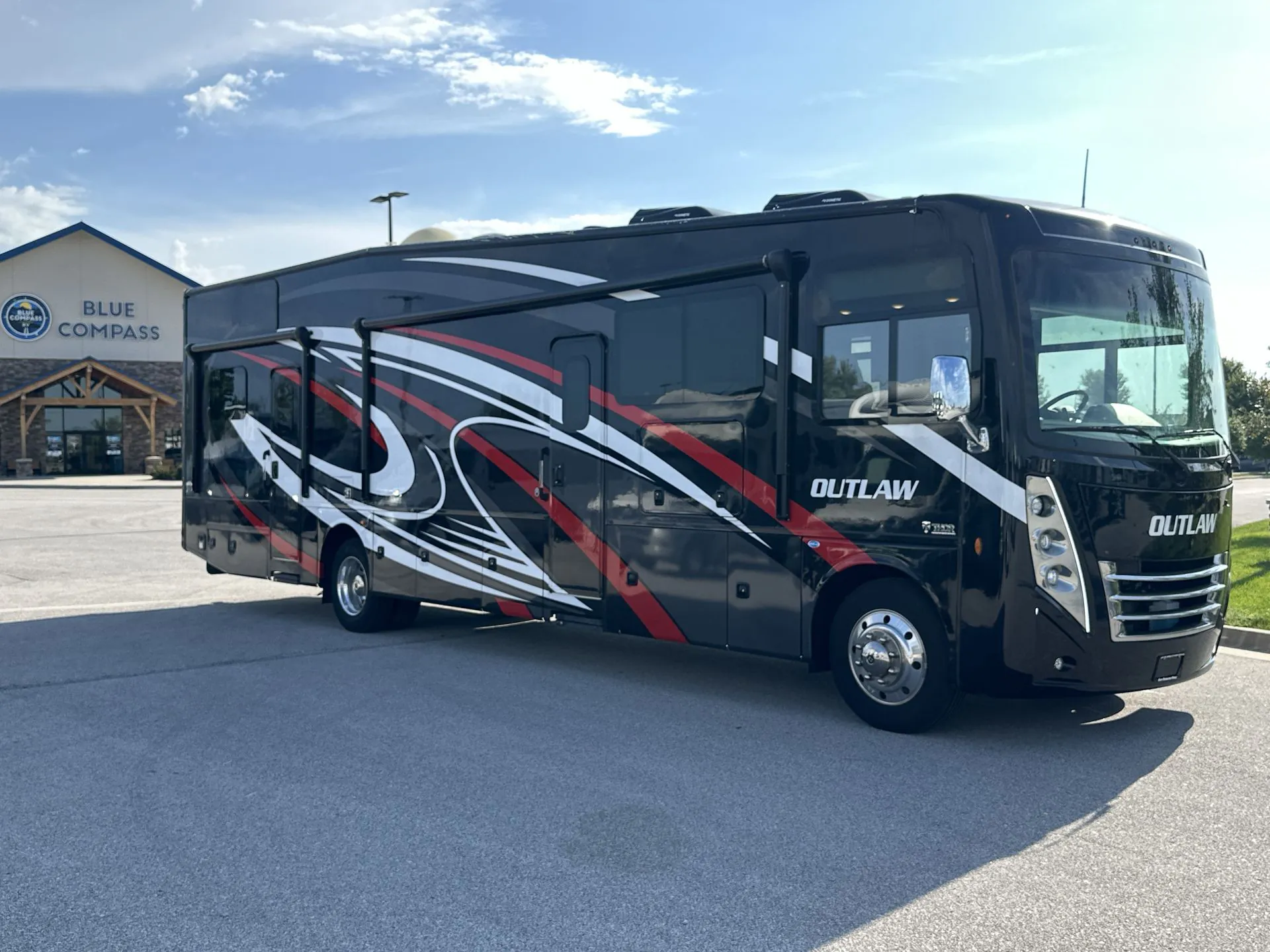 2022 Thor Motor Coach Outlaw 38KB - Photo 2