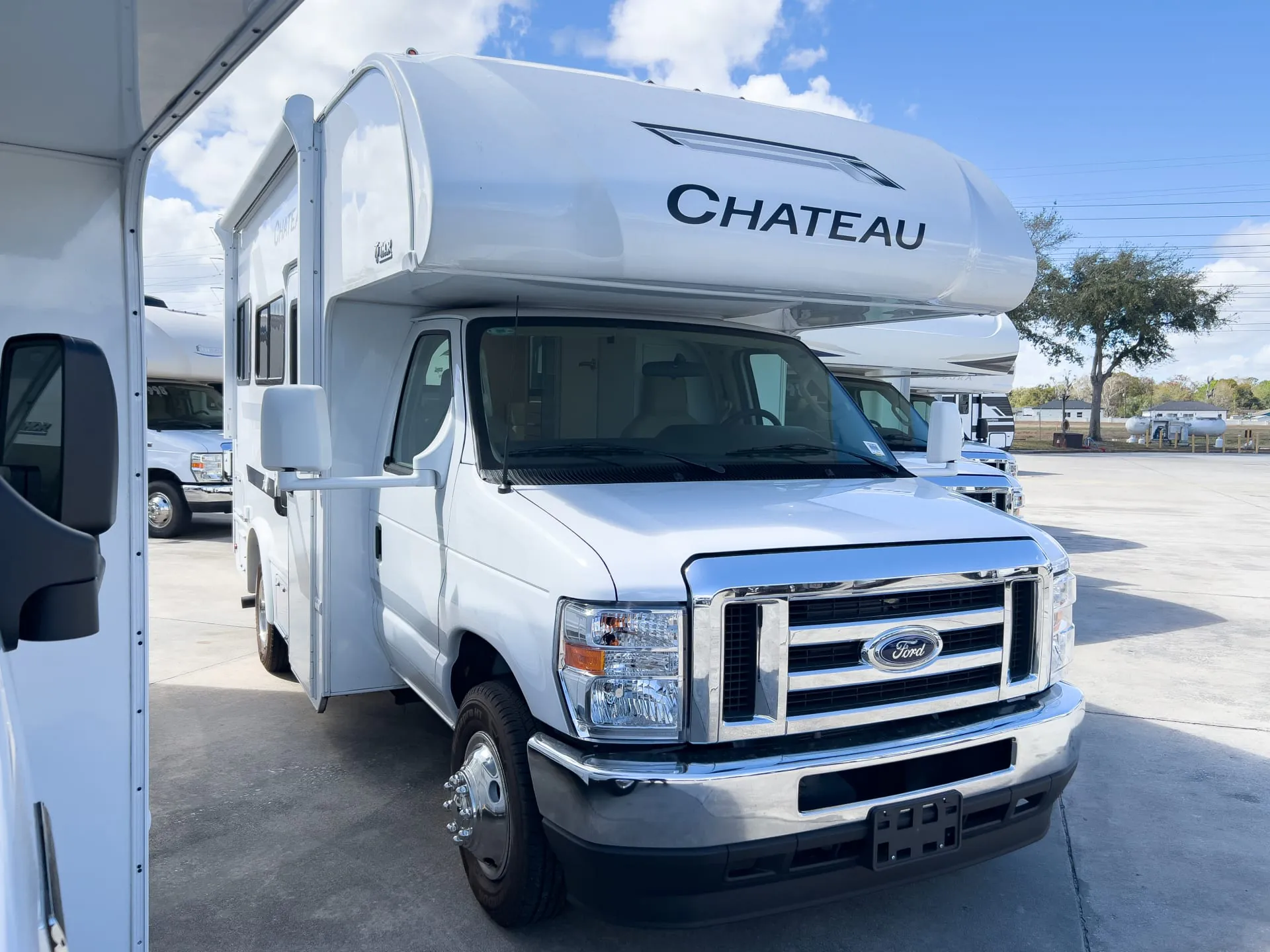 2026 Thor Motor Coach Chateau 19Z - Photo 2