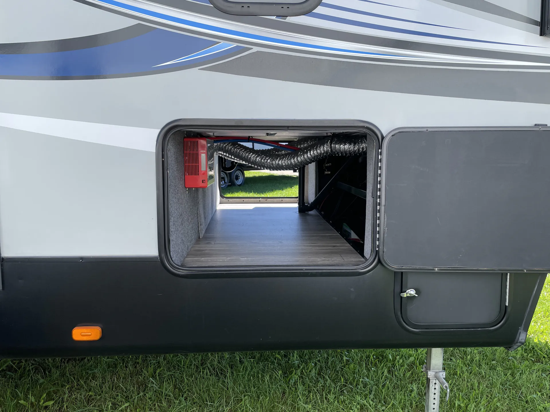 2018 Forest River Cherokee Arctic Wolf 265DBH8 - Photo 3