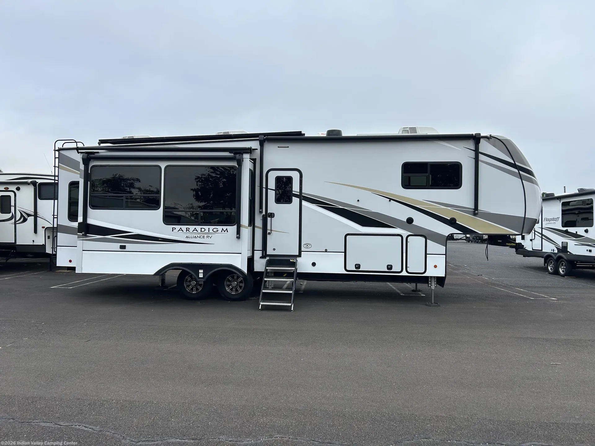 2021 Alliance RV Paradigm 310RL - Photo 3