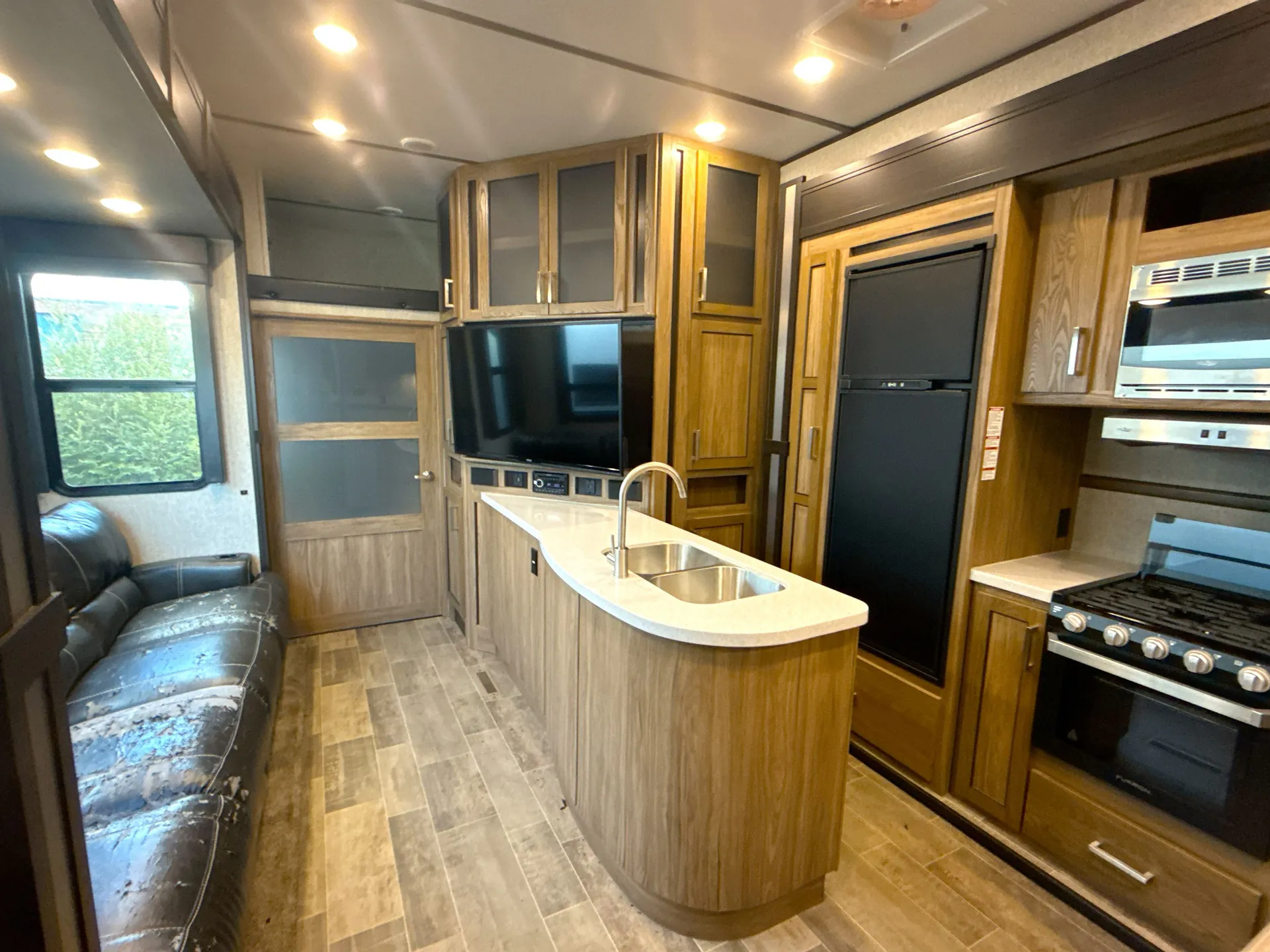 2019 Dutchmen Endurance 3956 — living area main