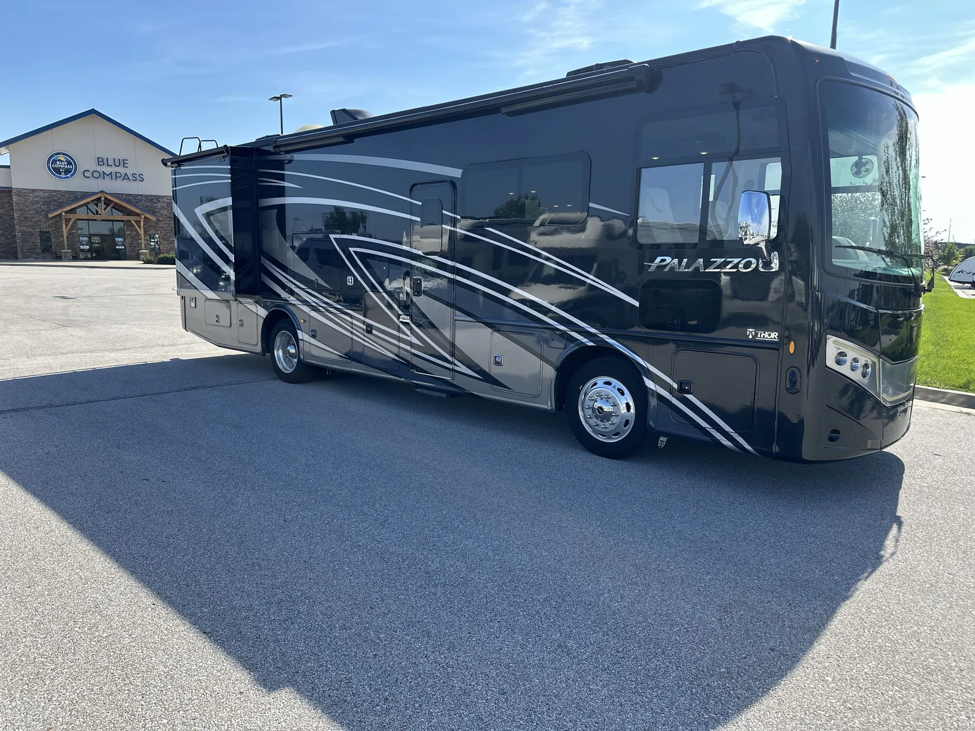 2023 Thor Motor Coach Palazzo 33.6 - Photo 2