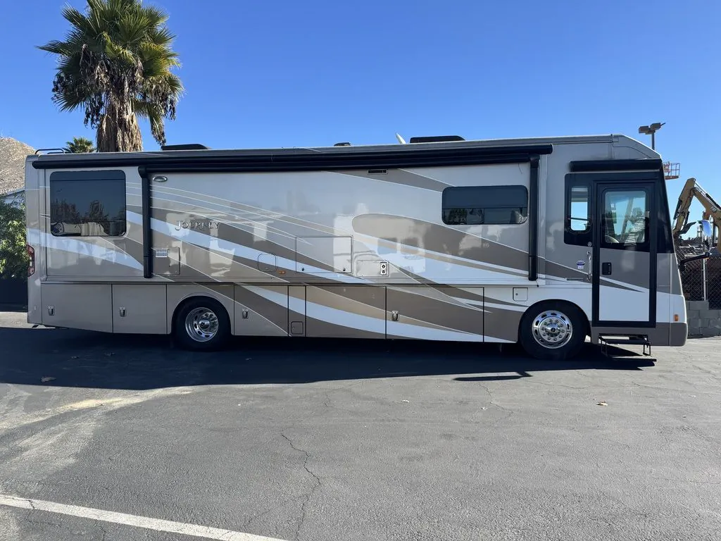 2015 Winnebago Journey 36M - Photo 4