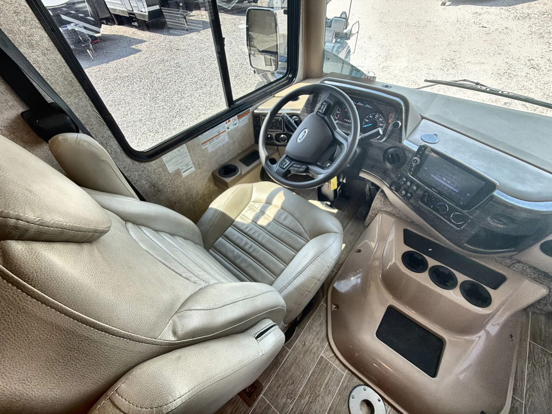2021 Thor Motor Coach Miramar 34.6 — living area main