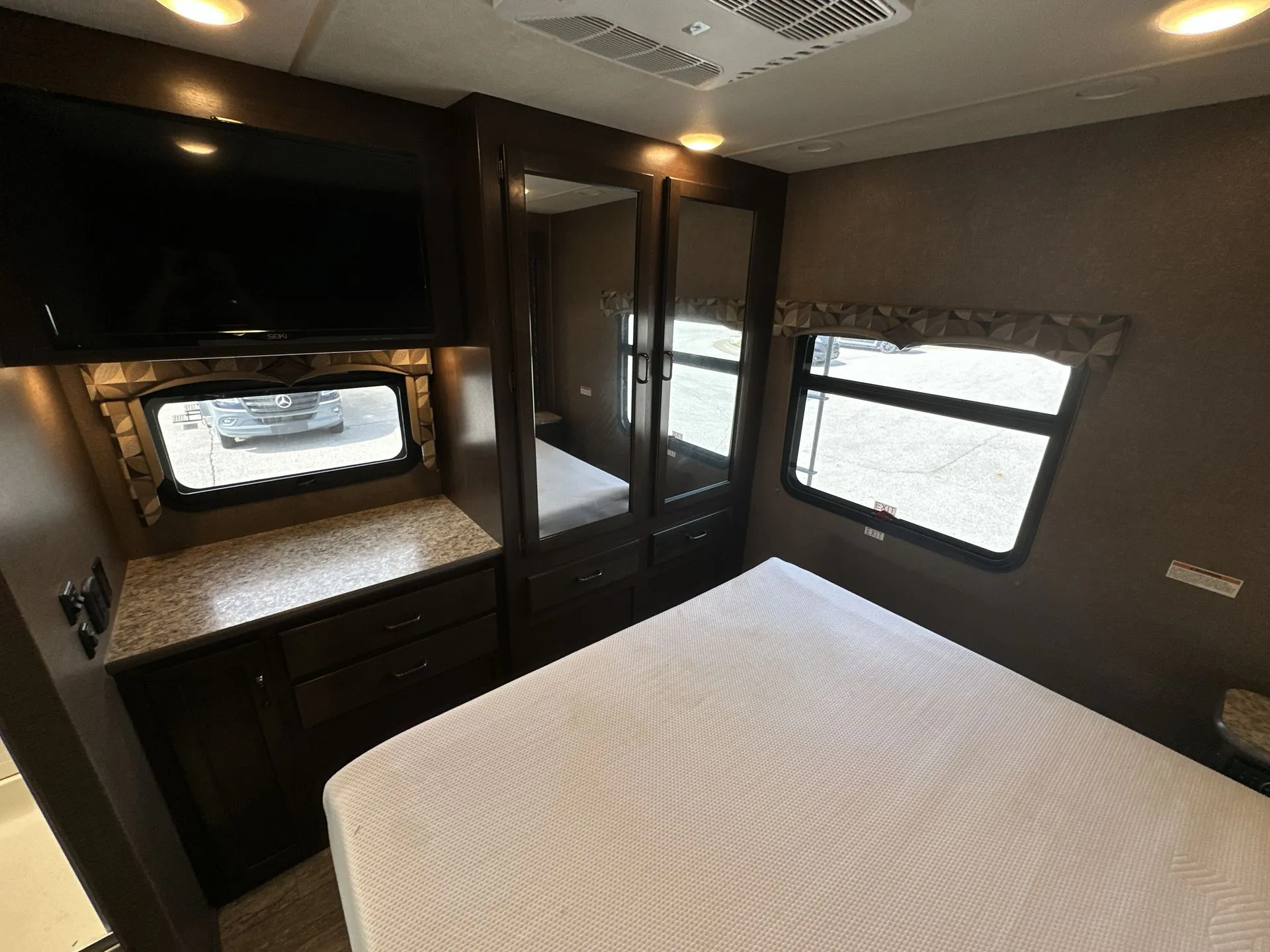 2018 Thor Motor Coach Hurricane 31S - Photo 4