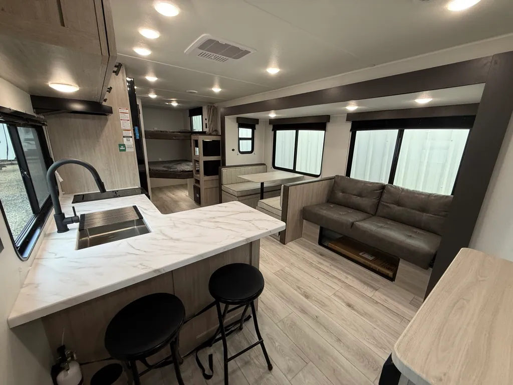 2027 East to West Della Terra 280BH, Photos photo 7
