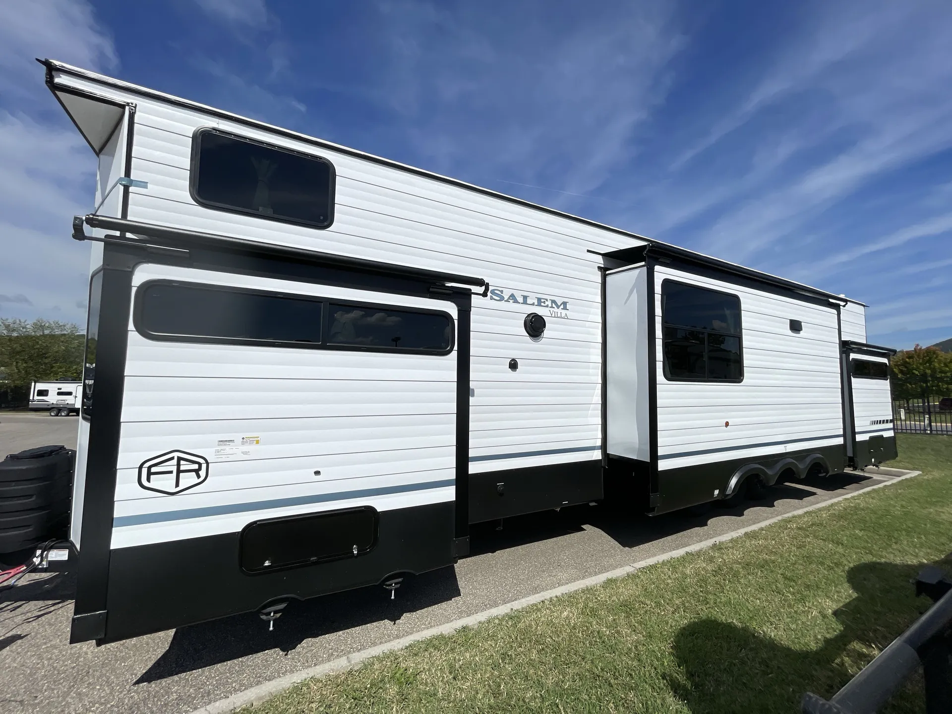 2027 Forest River Salem Villa 40ZZZ — off campside