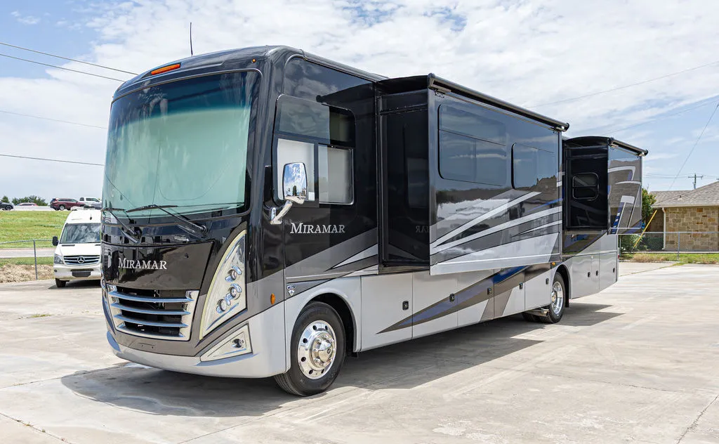 2024 Thor Motor Coach Miramar 37 - Main photo
