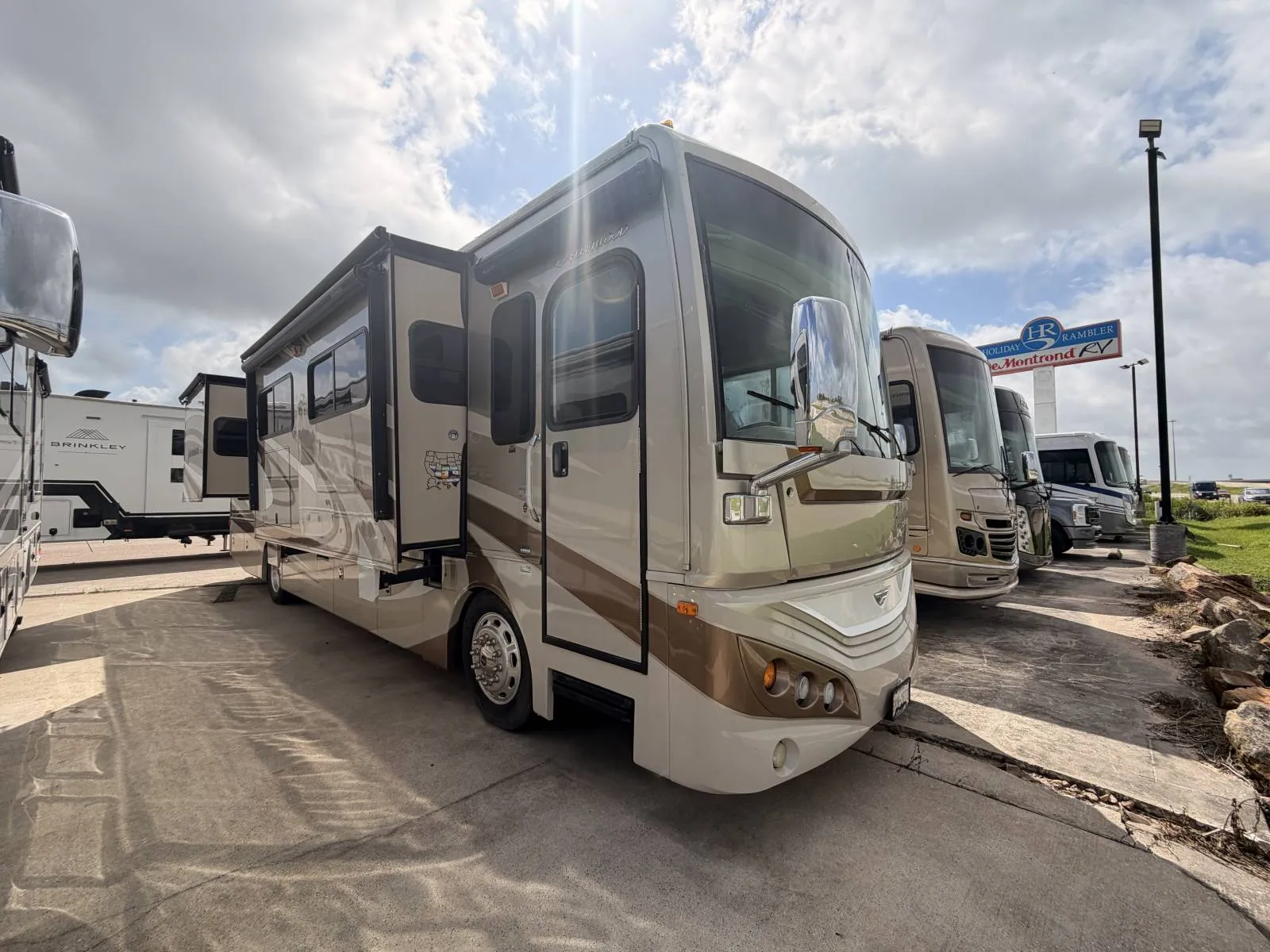 2012 Fleetwood EXPEDITION 36M - Photo 2