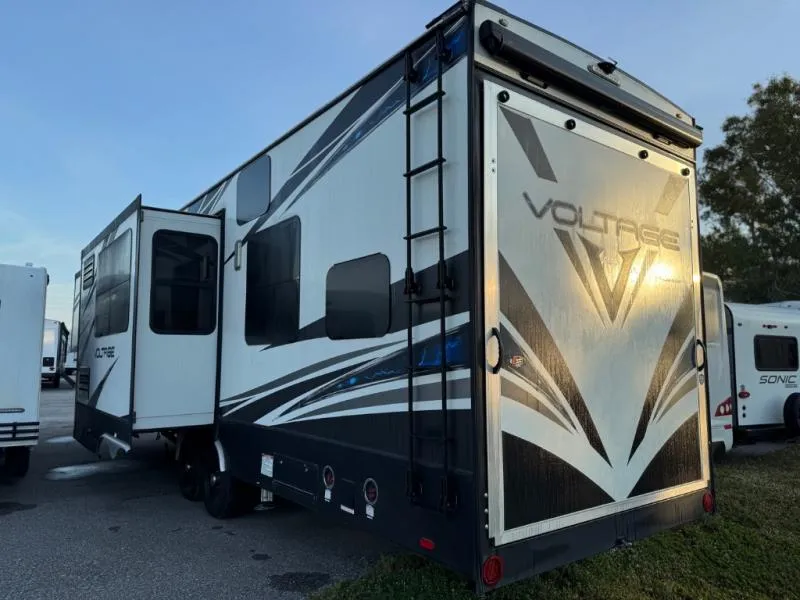 2019 Dutchmen Voltage 3705 - Photo 3