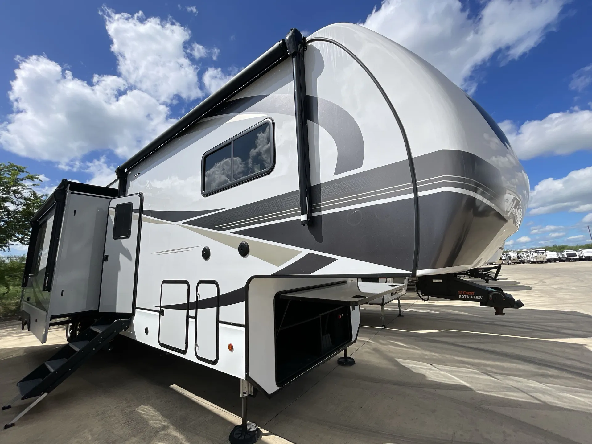 2024 Alliance RV Paradigm 395DS - Photo 2