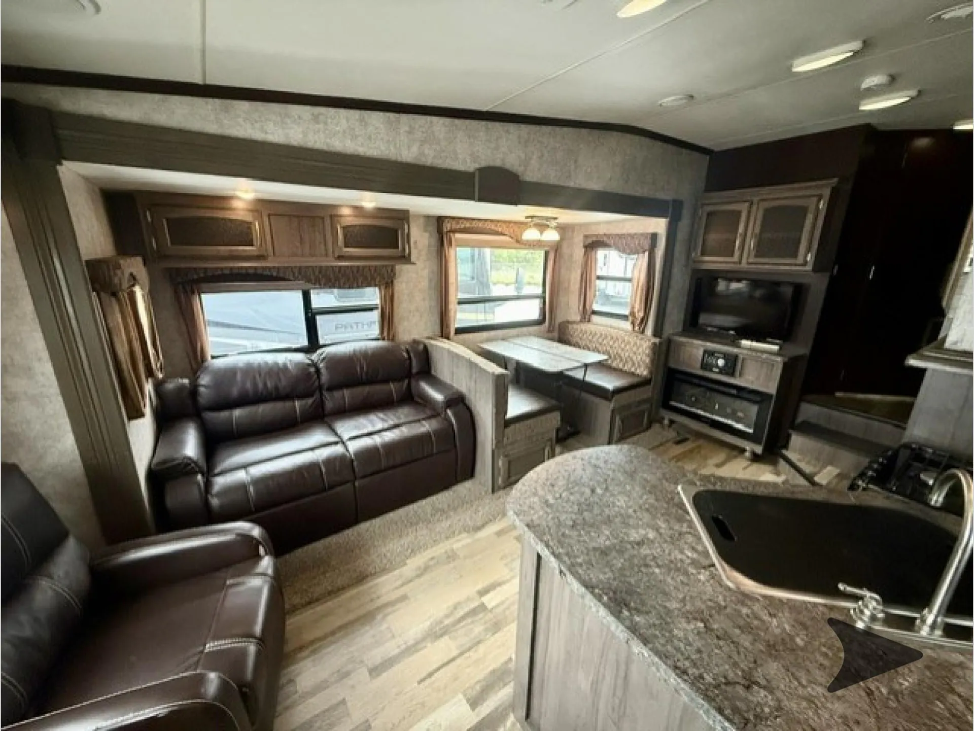 2016 Winnebago Voyage 27RLS - Photo 4