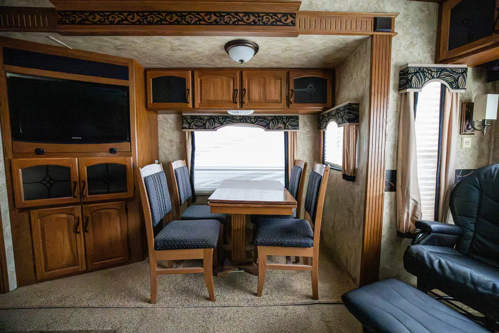 2011 Keystone Montana 3100RL, Photos photo 7