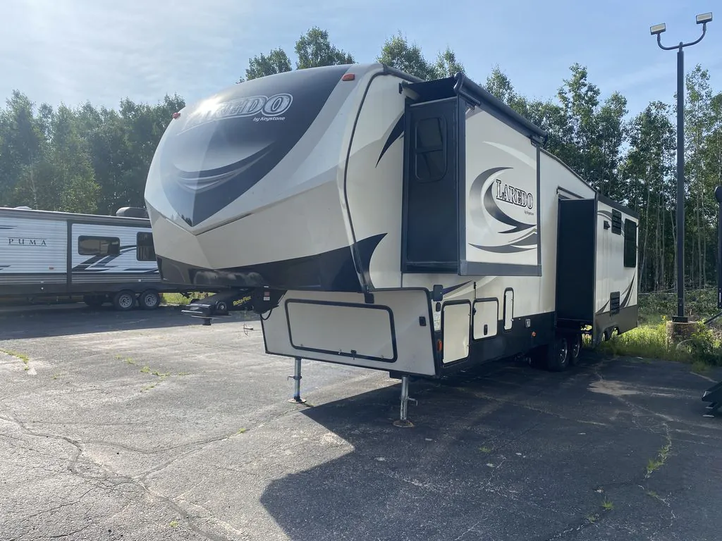 2018 Keystone Laredo 325RL - Photo 2