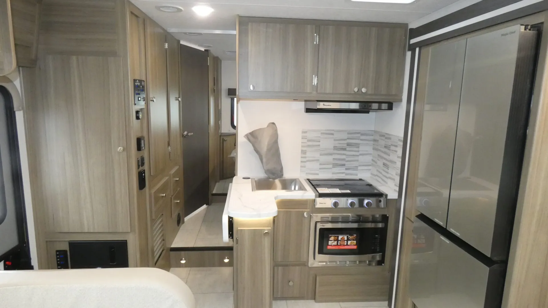 2026 Coachmen Freelander 26DS - Photo 3
