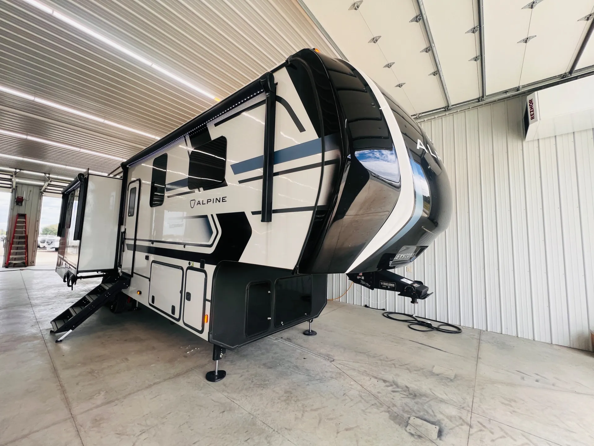2026 Keystone Alpine 3100RE - Photo 2