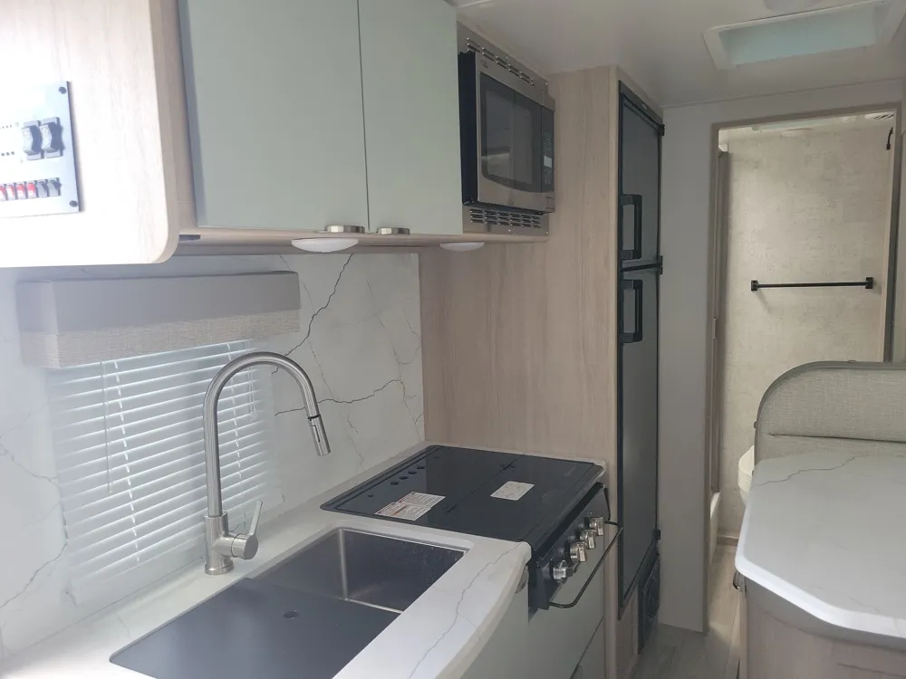 2023 Winnebago Micro Minnie 2108FBS - Photo 4