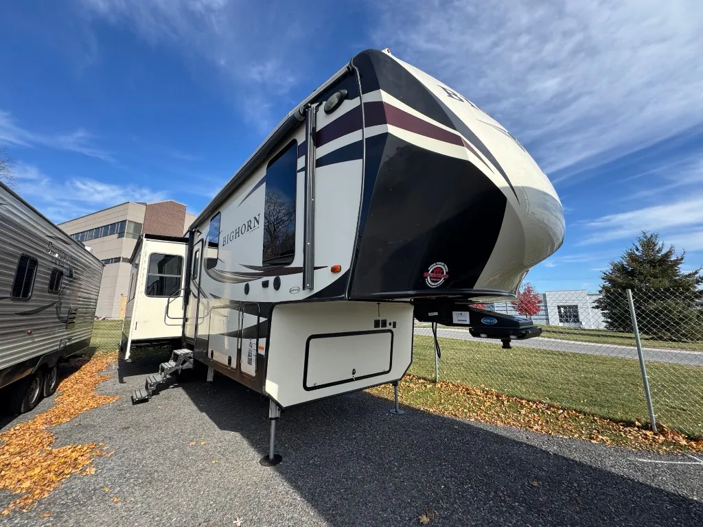 2017 Heartland Bighorn 3270RS - Photo 2