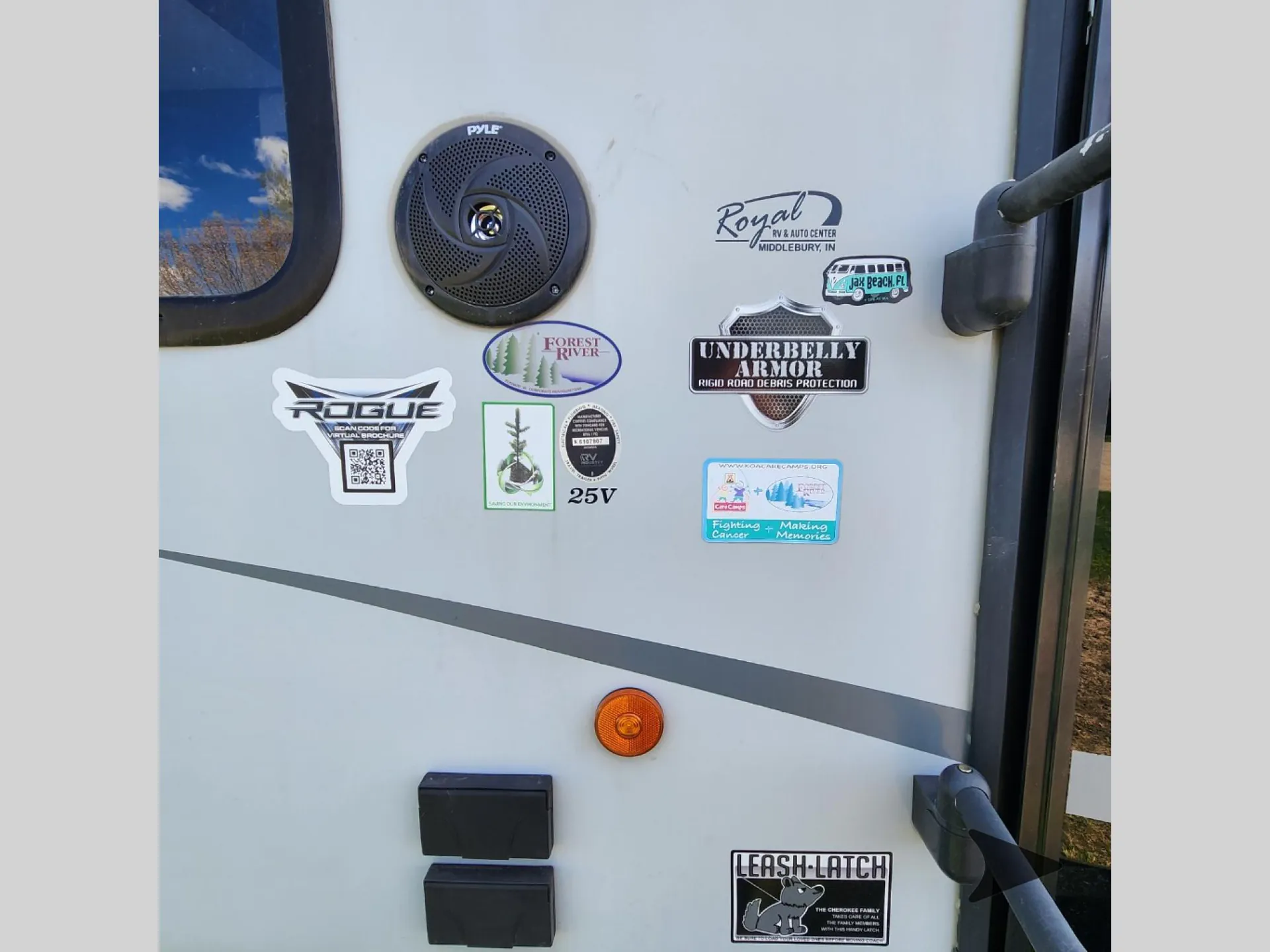 2021 Forest River Vengeance Rogue 25V — Photo 6
