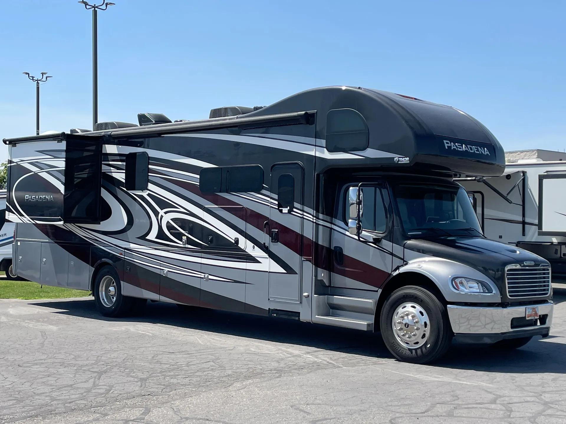 2023 Thor Motor Coach Pasadena 38MX - Photo 2