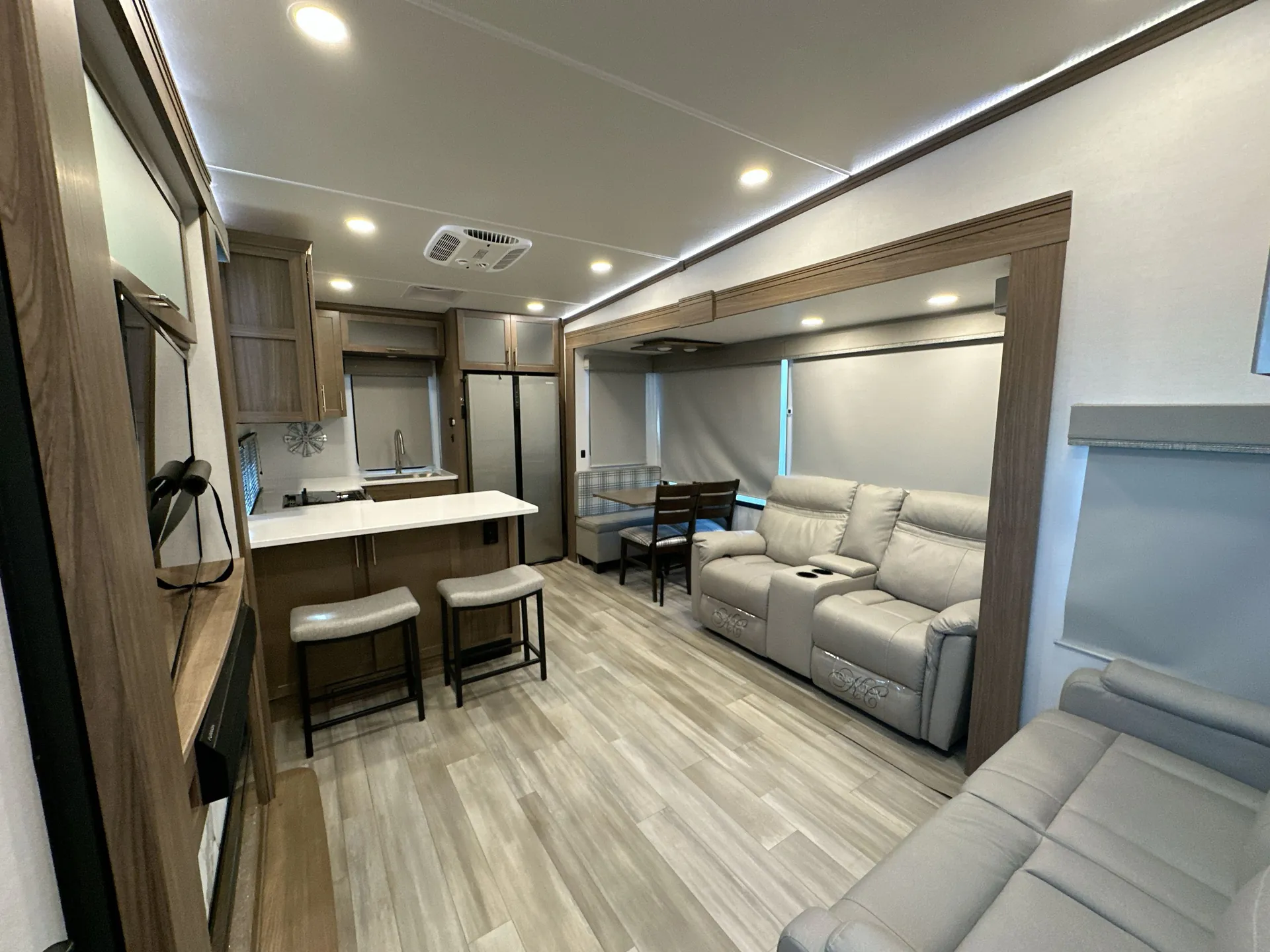 2024 Alliance RV Avenue 33RKS — living area main