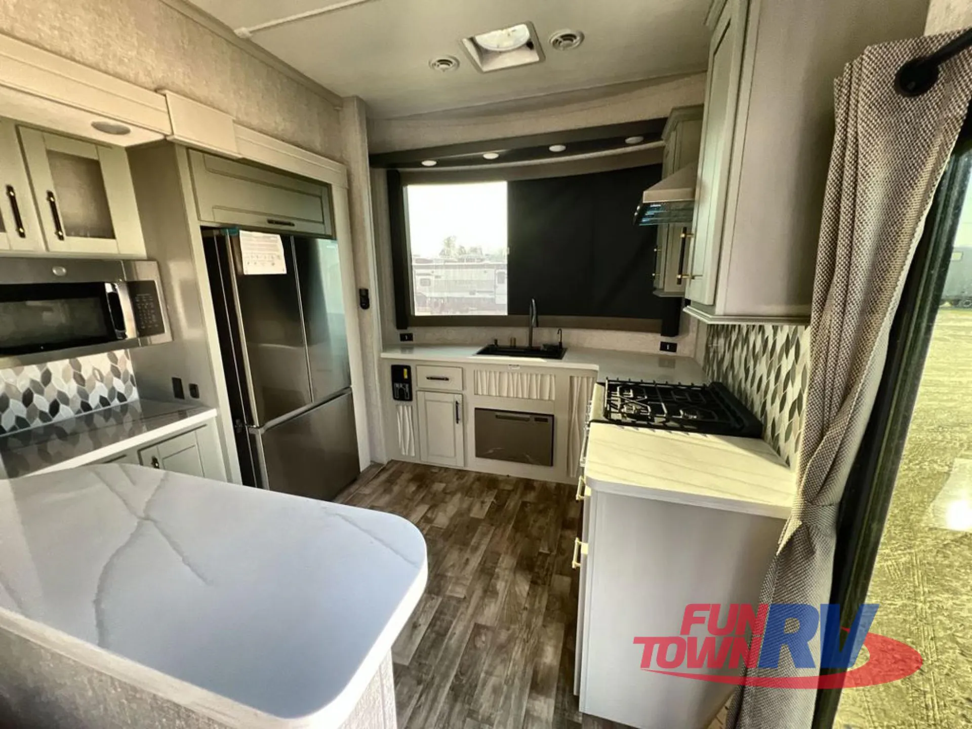 2025 CrossRoads Redwood Regency 3881FKL - Photo 3